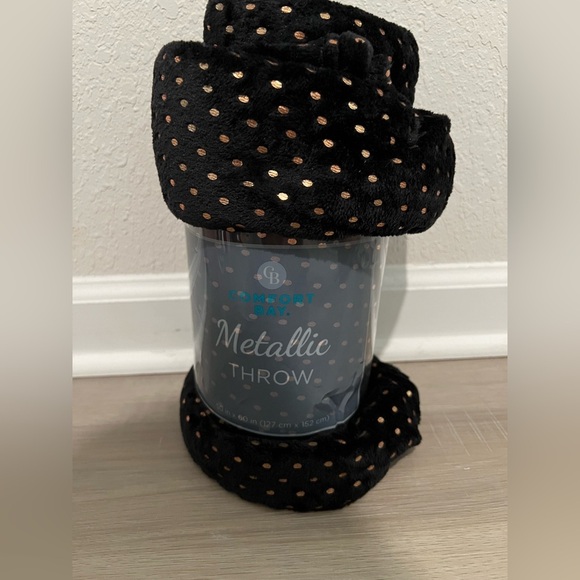 Comfort Bay Metallic Throw, 50 × 60 in - Picture 3 of 6